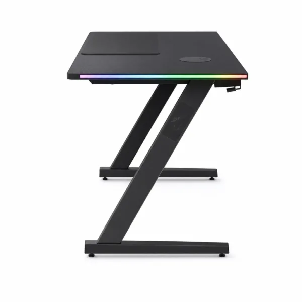 Bureau gaming noir avec motifs en fibre de carbone et éclairage LED RGB